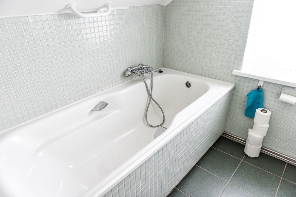 The Art of Tub Refinishing: Bringing New Life to Your Bath